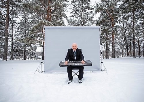 JESSICA LEE / WINNIPEG FREE PRESS

Ron Paley poses for a photo on December 23, 2021 at St. Vital Park in Winnipeg.










