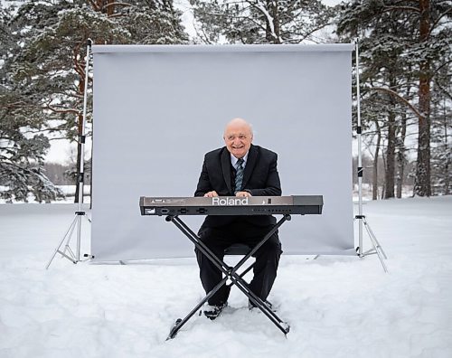 JESSICA LEE / WINNIPEG FREE PRESS

Ron Paley poses for a photo on December 23, 2021 at St. Vital Park in Winnipeg.










