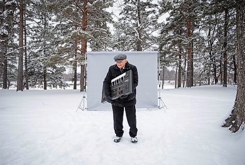 JESSICA LEE / WINNIPEG FREE PRESS

Ron Paley walks off set on December 23, 2021 at St. Vital Park in Winnipeg.










