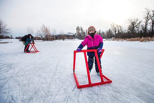 MIKAELA MACKENZIE / WINNIPEG FREE PRESS

Olivia Johnston, four, skates for the very first time (on her brand new skates that she opened on Christmas morning) with her little brother, Bennett Johnston, and grandpa, Walter Fletcher, behind her at Assiniboine Park in Winnipeg on Saturday, Dec. 25, 2021.  Standup.
Winnipeg Free Press 2021.