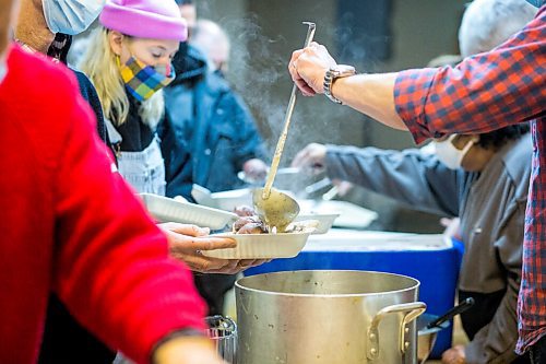 MIKAELA MACKENZIE / WINNIPEG FREE PRESS

Volunteers at the Mission Baptist Church pack up hot Christmas meals in Winnipeg on Saturday, Dec. 25, 2021.  For Malak story.
Winnipeg Free Press 2021.