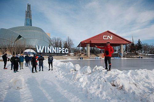 JOHN WOODS / WINNIPEG FREE PRESS
Junel Malapad, right, speaks to media prior to his 48hrs/200kms charity run in Winnipeg on Sunday, December 26, 2021. Malapad is raising money for Siloam Mission.

Re: Kitching