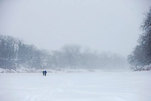 MIKAELA MACKENZIE / WINNIPEG FREE PRESS

Nathan (left) and Brad Gerbrandt take advantage of the fresh dump of snow by cross-country skiing on the Assiniboine River in Winnipeg on Monday, Dec. 27, 2021.  Standup.
Winnipeg Free Press 2021.