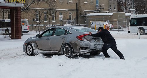 JOHN WOODS / WINNIPEG FREE PRESS
A driver gets some help as Winnipeggers make their way through a day of heavy snowfall on Monday, December 27, 2021. Twenty centimetres were expected to fall before the end of day.

Re: ?