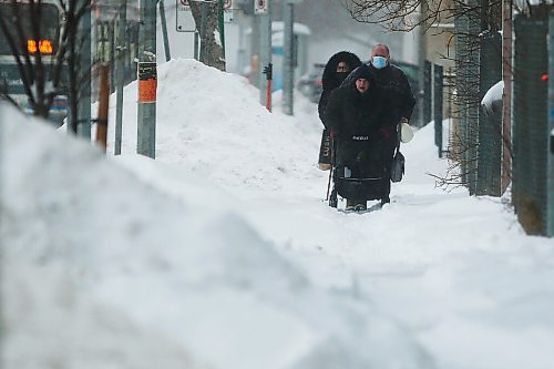 JOHN WOODS / WINNIPEG FREE PRESS
Winnipeggers make their way down Sherbrook and through a day of heavy snowfall on Monday, December 27, 2021. Twenty centimetres were expected to fall before the end of day.

Re: ?