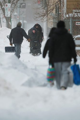 JOHN WOODS / WINNIPEG FREE PRESS
Winnipeggers make their way down Sherbrook and through a day of heavy snowfall on Monday, December 27, 2021. Twenty centimetres were expected to fall before the end of day.

Re: ?