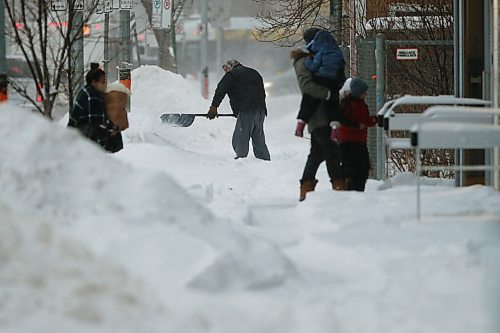 JOHN WOODS / WINNIPEG FREE PRESS
Winnipeggers make their way on Sherbrook and through a day of heavy snowfall on Monday, December 27, 2021. Twenty centimetres were expected to fall before the end of day.

Re: ?