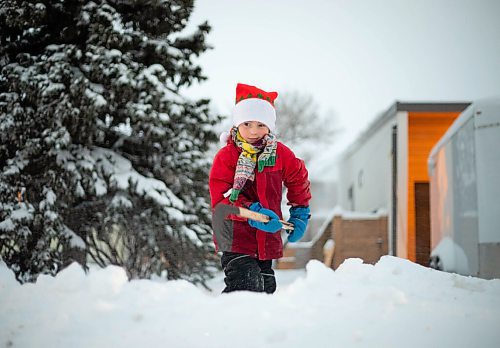 JESSICA LEE / WINNIPEG FREE PRESS

A boy plays in the snow in front of his house on December 27, 2021.




