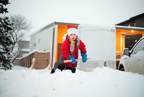 JESSICA LEE / WINNIPEG FREE PRESS

A boy plays in the snow in front of his house on December 27, 2021.






