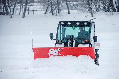 MIKAELA MACKENZIE / WINNIPEG FREE PRESS

Patrick Jordan clears the first section of the River Trail with a Bobcat at The Forks in Winnipeg on Tuesday, Dec. 28, 2021. Standup.
Winnipeg Free Press 2021.