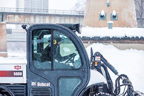 MIKAELA MACKENZIE / WINNIPEG FREE PRESS

Patrick Jordan clears the first section of the River Trail with a Bobcat at The Forks in Winnipeg on Tuesday, Dec. 28, 2021. Standup.
Winnipeg Free Press 2021.