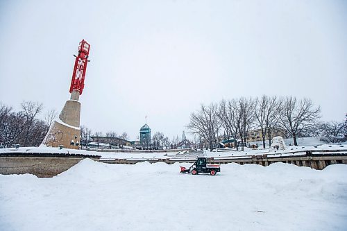 MIKAELA MACKENZIE / WINNIPEG FREE PRESS

Patrick Jordan clears the first section of the River Trail with a Bobcat at The Forks in Winnipeg on Tuesday, Dec. 28, 2021. Standup.
Winnipeg Free Press 2021.