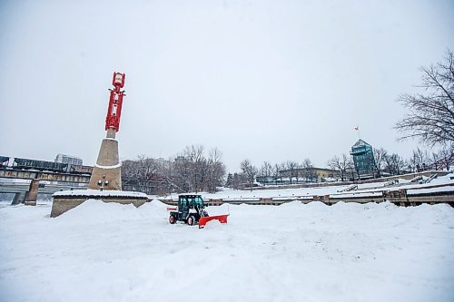 MIKAELA MACKENZIE / WINNIPEG FREE PRESS

Patrick Jordan clears the first section of the River Trail with a Bobcat at The Forks in Winnipeg on Tuesday, Dec. 28, 2021. Standup.
Winnipeg Free Press 2021.