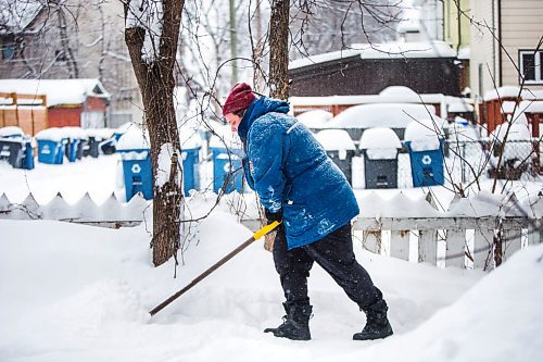 MIKAELA MACKENZIE / WINNIPEG FREE PRESS

Chantale Garand clears their walkway in West Broadway in Winnipeg on Tuesday, Dec. 28, 2021. Garand is organizing free shovelling in the neighbourhood, with donations going to Sunshine House. For Bryce story.
Winnipeg Free Press 2021.