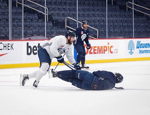 JESSICA LEE / WINNIPEG FREE PRESS

Pierre-Luc Dubois (left) and Trevor Lewis (on floor) are photographed at Jets practice on December 28, 2021.









