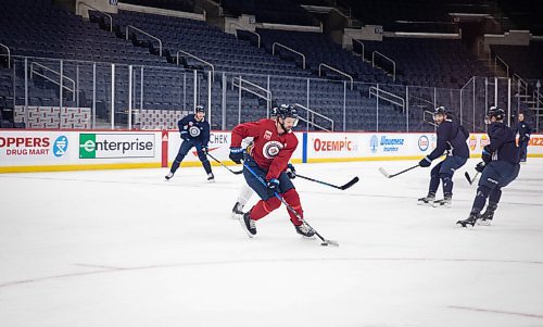 JESSICA LEE / WINNIPEG FREE PRESS

Josh Morrissey (in red) is photographed at Jets practice on December 28, 2021.











