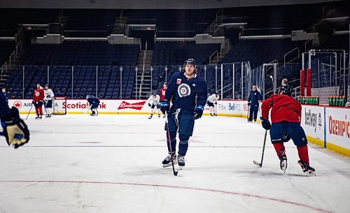 JESSICA LEE / WINNIPEG FREE PRESS

Nathan Beaulieu (in blue) is photographed at Jets practice on December 28, 2021.









