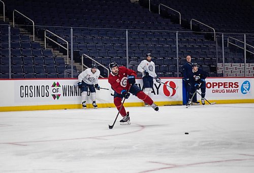 JESSICA LEE / WINNIPEG FREE PRESS

Dylan DeMelo (in red), receives the puck during drill at Jets practice on December 28, 2021 while his teammates look on.









