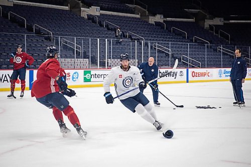 JESSICA LEE / WINNIPEG FREE PRESS

Pierre-Luc Dubois (in white) is photographed at Jets practice on December 28, 2021.









