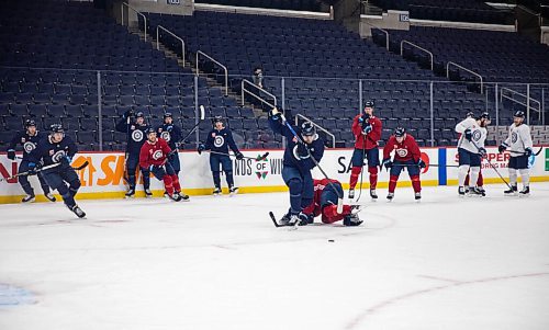 JESSICA LEE / WINNIPEG FREE PRESS

Adam Lowry (in blue, centre) is photographed during Jets practice on December 28, 2021 while his teammates watch.









