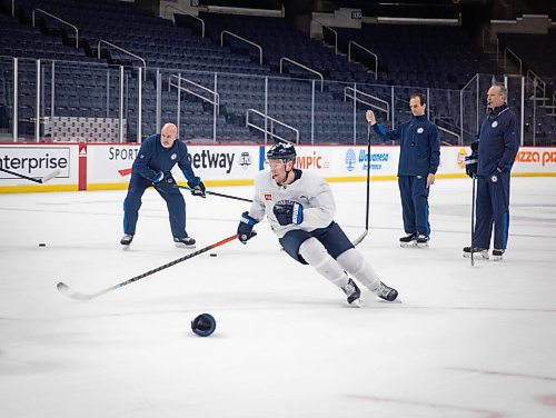 JESSICA LEE / WINNIPEG FREE PRESS

Paul Stastny (in white) is photographed at Jets practice on December 28, 2021.









