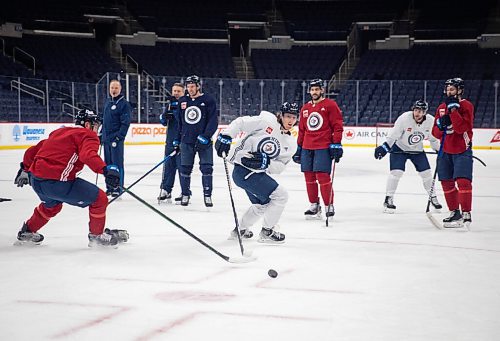 JESSICA LEE / WINNIPEG FREE PRESS

Kyle Connor (in white) skates towards the puck during a Jets practice on December 28, 2021.









