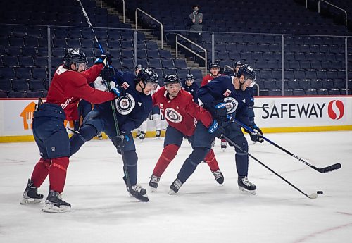 JESSICA LEE / WINNIPEG FREE PRESS

Players (from left to right) Josh Morrissey, Trevor Lewis, Neal Pionk and Dominic Toninato grapple for the puck at Jets practice on December 28, 2021.









