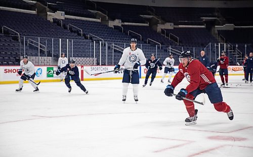 JESSICA LEE / WINNIPEG FREE PRESS

Nate Schmidt (right), participates in a drill during Jets practice on December 28, 2021.









