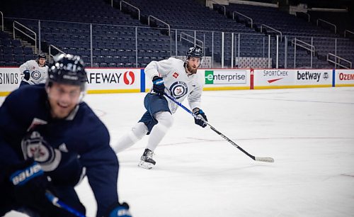 JESSICA LEE / WINNIPEG FREE PRESS

Pierre-Luc Dubois (in white) is photographed at Jets practice on December 28, 2021.









