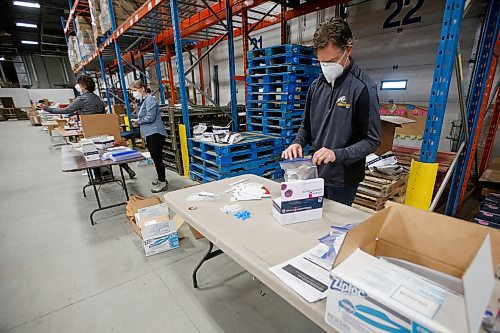 JOHN WOODS / WINNIPEG FREE PRESS
Provincial staff who have volunteered their Christmas and Boxing Day holidays to come in and make COVID-19 rapid testing kits for distribution, assemble test packages in a warehouse Tuesday, December 28, 2021. The team assembled 2000 kits yesterday and expect to make 5000 per day ongoing.

Re: de silva