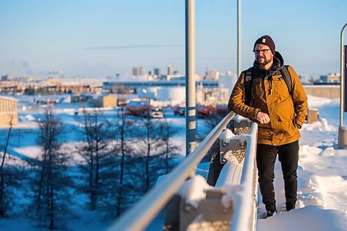 MIKAELA MACKENZIE / WINNIPEG FREE PRESS

Kelvin Cech, coach/GM of the new team in Niverville, poses for a portrait at the airport in Winnipeg on Wednesday, Dec. 29, 2021. For Mike Sawatzky story.
Winnipeg Free Press 2021.