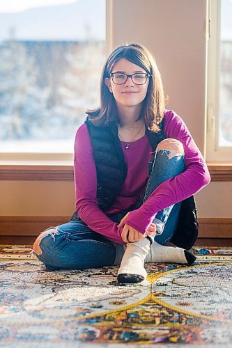 MIKAELA MACKENZIE / WINNIPEG FREE PRESS

Alexa Storozuk, 13, poses for a portrait with her completed 9,000 piece puzzle in her home in West St. Paul on Thursday, Dec. 30, 2021. For Bryce Hunt story.
Winnipeg Free Press 2021.