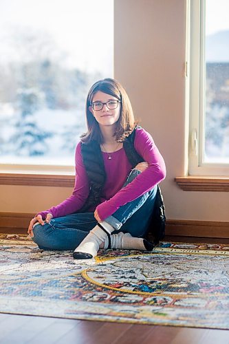 MIKAELA MACKENZIE / WINNIPEG FREE PRESS

Alexa Storozuk, 13, poses for a portrait with her completed 9,000 piece puzzle in her home in West St. Paul on Thursday, Dec. 30, 2021. For Bryce Hunt story.
Winnipeg Free Press 2021.