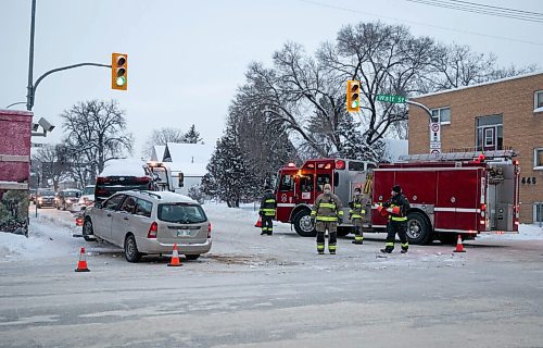 JESSICA LEE / WINNIPEG FREE PRESS

A crashed car is blocked off on the left of Talbot and Watt streets, while fire fighters block off Talbot street on December 30th, 2021.









