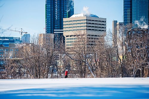MIKAELA MACKENZIE / WINNIPEG FREE PRESS

Peter Pazerniuk braves the frigid temperatures by going for a 13km run through St. Boniface in Winnipeg on Friday, Dec. 31, 2021. Standup.
Winnipeg Free Press 2021.