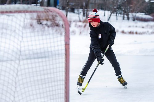 MIKAELA MACKENZIE / WINNIPEG FREE PRESS

Miles Yoshida, 12, practices shooting pucks on the Assiniboine River in Winnipeg on Monday, Jan. 3, 2022. Standup.
Winnipeg Free Press 2022.