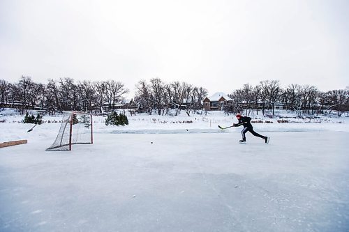 MIKAELA MACKENZIE / WINNIPEG FREE PRESS

Miles Yoshida, 12, practices shooting pucks on the Assiniboine River in Winnipeg on Monday, Jan. 3, 2022. Standup.
Winnipeg Free Press 2022.