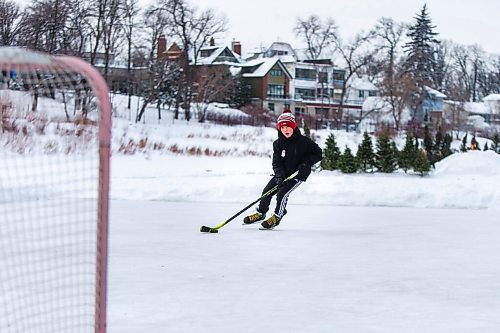 MIKAELA MACKENZIE / WINNIPEG FREE PRESS

Miles Yoshida, 12, practices shooting pucks on the Assiniboine River in Winnipeg on Monday, Jan. 3, 2022. Standup.
Winnipeg Free Press 2022.