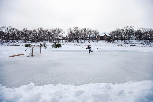 MIKAELA MACKENZIE / WINNIPEG FREE PRESS

Miles Yoshida, 12, practices shooting pucks on the Assiniboine River in Winnipeg on Monday, Jan. 3, 2022. Standup.
Winnipeg Free Press 2022.