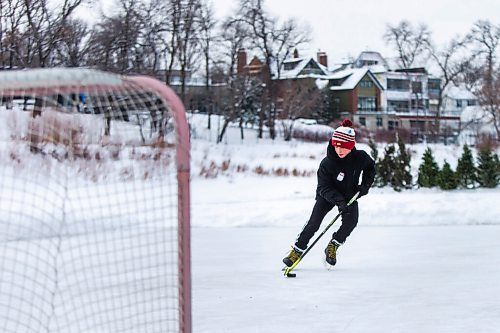 MIKAELA MACKENZIE / WINNIPEG FREE PRESS

Miles Yoshida, 12, practices shooting pucks on the Assiniboine River in Winnipeg on Monday, Jan. 3, 2022. Standup.
Winnipeg Free Press 2022.