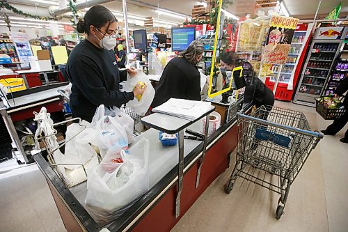 JOHN WOODS / WINNIPEG FREE PRESS
Food Fare staff check a grocery order for an online-home delivery customer which will be delivered later in the day, Monday, January 3, 2022. Smaller grocery stores such as Food Fare have seen an increase in home delivery orders from people isolating with COVID. Food Fare estimates their deliveries have gone up 25-30 percent.

Re: Kitching