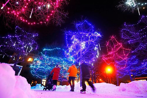 JOHN WOODS / WINNIPEG FREE PRESS
People enjoy the light display by skating and walking throughout The Forks, Monday, January 3, 2022. 

Re: Standup