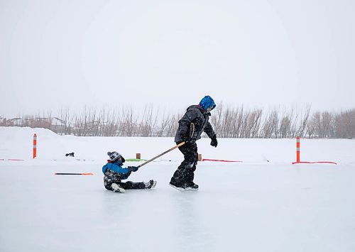 JESSICA LEE / WINNIPEG FREE PRESS

Mohammed Alkhalaf, 10 (right), pulls his brother Almutsum, 5, on ice on January 4, 2022 at the new public rink at 2445 Waverley Street.









