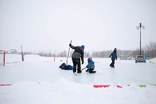 JESSICA LEE / WINNIPEG FREE PRESS

Brothers Mohammed Alkhalaf, 10 (centre), Omar, 8 (left on floor), and Almutsum, 5 (right), spend January 4, 2022, morning skating at a new public rink at 2445 Waverley Street.









