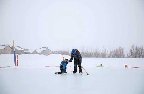 JESSICA LEE / WINNIPEG FREE PRESS

Mohammed Alkhalaf, 10 (right), helps his brother Almutsum, 5, on January 4, 2022 while skating at a new public rink at 2445 Waverley Street.









