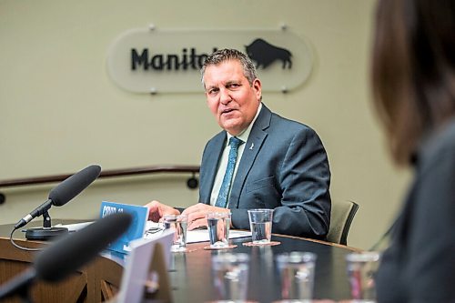 MIKAELA MACKENZIE / WINNIPEG FREE PRESS

Education minister Cliff Cullen (left) and premier Heather Stefanson speak at a press conference announcing a week of remote learning in Winnipeg on Tuesday, Jan. 4, 2022. For Maggie/Carol story.
Winnipeg Free Press 2021.