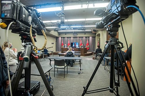 MIKAELA MACKENZIE / WINNIPEG FREE PRESS

Education minister Cliff Cullen (left), deputy chief provincial public health officer Dr. Jazz Atwal (on screen), and premier Heather Stefanson speak at a press conference announcing a week of remote learning in Winnipeg on Tuesday, Jan. 4, 2022. For Maggie/Carol story.
Winnipeg Free Press 2021.