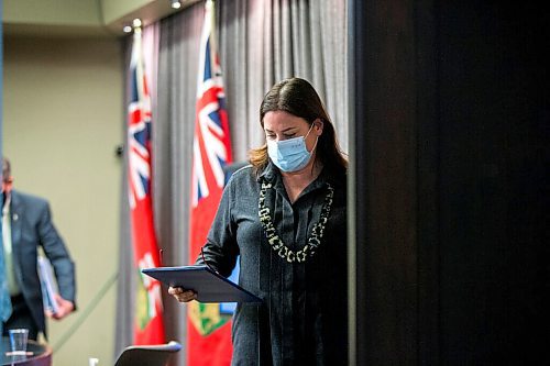 MIKAELA MACKENZIE / WINNIPEG FREE PRESS

Premier Heather Stefanson leaves a press conference announcing a week of remote learning in Winnipeg on Tuesday, Jan. 4, 2022. For Maggie/Carol story.
Winnipeg Free Press 2021.