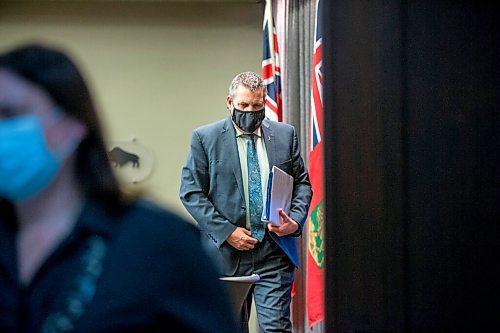 MIKAELA MACKENZIE / WINNIPEG FREE PRESS

Education minister Cliff Cullen (right) and premier Heather Stefanson leave a press conference announcing a week of remote learning in Winnipeg on Tuesday, Jan. 4, 2022. For Maggie/Carol story.
Winnipeg Free Press 2021.