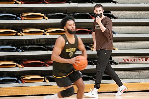JOHN WOODS / WINNIPEG FREE PRESS
Kirby Schepp, U of MB Bisons coach, coaches his team on the practice court at the university Tuesday, January 4, 2022. The Bisons mens basketball team has two players isolating.

Re: Sawatzky